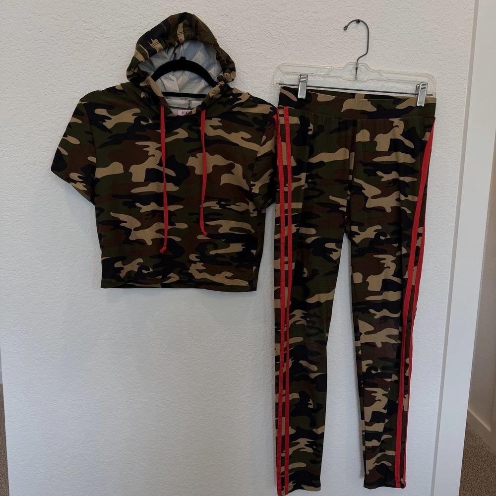Feathers Girls Green Red Camo Short Sleeve Cropped‎ Hoodie & Pants 2 Piece SZ L